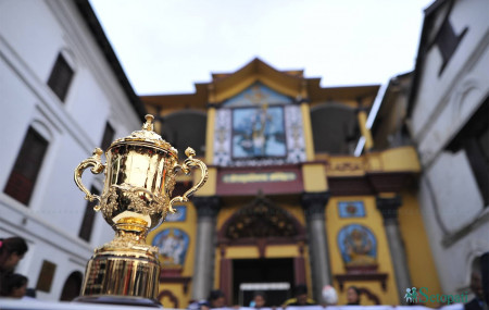 पशुपति मन्दिर परिसरमा प्रदर्शनीमा राखिएको रग्बी विश्वकप ट्रफी। तस्बिरः नारायण महर्जन