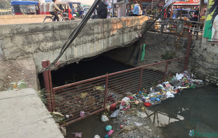 बुटबलबाट बगेर आएका फोहोर रोक्न बनाइएको फलामे जाली। तस्बिरः भगवती