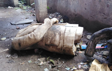 वीरेन्द्रनगर नगरपालिकाको कम्पाउन्डभित्र राजा वीरेन्द्रको शालिकको बाँकी भाग। तस्बिर: दिपकजंग शाही/सेतोपाटी