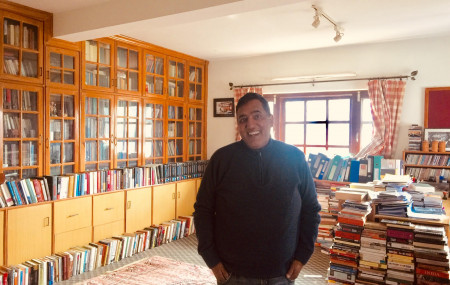 हरि शर्मा आफ्नो अध्ययन कोठामा। तस्बिर: सेतोपाटी