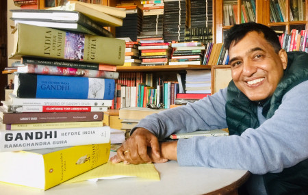 गान्धीबारे लेखिएका किताबहरूका साथमा हरि शर्मा। तस्बिर: सेतोपाटी