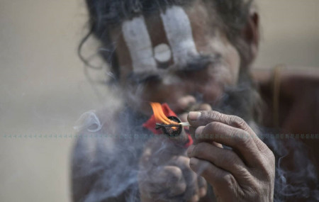 शिवरात्रिको पूर्वसन्ध्यामा पशुपति परिसरमा गाँजा खाँदै गरेका बाबा। तस्बिरः नारायण महर्जन/सेतोपाटी