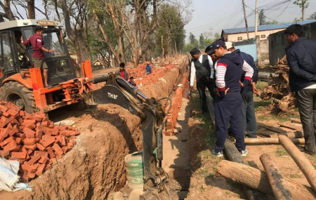 हटलाइन सडक निर्माण क्रममा गुणस्तरहीन काम भएपछि नालीको ढलान भत्काइँदै। तस्बिरः दिपकजंग शाही/सेतोपाटी