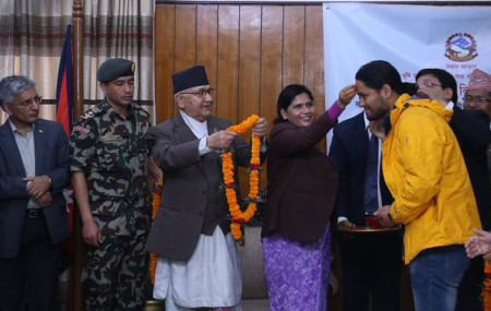 सगरमाथाको उचाइ नाप्न जाने टोलीलाई विदाइ गर्दै प्रधानमन्त्री केपी शर्मा ओली र भूमि व्यवस्था,सहकारी तथा गरिबी निवारण मन्त्री पद्मा अर्याल। फाइल तस्बिर : प्रधानमन्त्रीको सचिवालय।