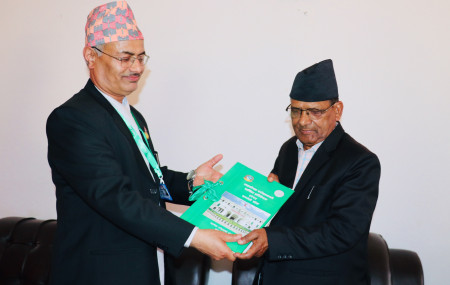 कर्णाली प्रदेश प्रमुख दुर्गाकेशर खनालसक्ष महालेखा परीक्षकको ५६औँ वार्षिक प्रतिवेदन पेस गर्दै नायब महालेखापरीक्षक विवेकानन्द घिमिरे। तस्बिर: प्रदेश प्रमुखको सचिवालय