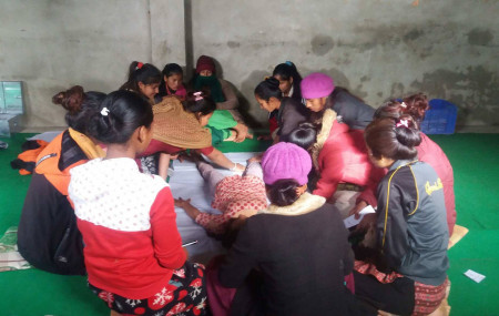 आफ्ना समस्या र आफूले जानेका समाधानका उपाय एकआपसमा बाँड्न सहभागी समूहका युवतीहरू। तस्बिर: दिपकजंग शाही/सेतोपाटी