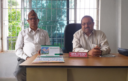 आयोगका अध्यक्ष राधाकृष्ण खनाल र सदस्य मदन अधिकारी कार्यकक्षमा। तस्वीर : विनोद सापकोटा सेतोपाटी