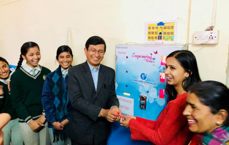 ज्ञानोदय स्कुलका प्रधानाध्यापक नातिकाजी महर्जनलाई स्यानिटरी प्याड झर्ने भेन्डिङ मेसिन हस्तान्तरण गर्दै डा. अंकिता अग्रवाल।