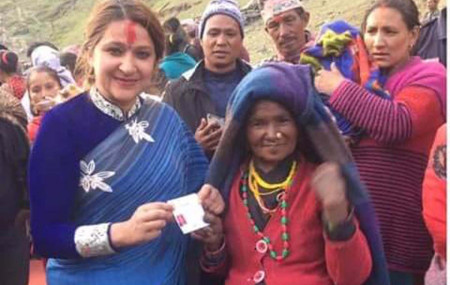 जुम्लाको गुठीचौर गाउँपालिका – २ साधेपानी स्थित एकिकृत घुम्ती सेवामा शनिबार ७५ वर्षीया तुथकली बस्नेतलाई नेपाली नागरिकता हस्तान्तरण गर्दै प्रमुख जिल्ला अधिकारी दुर्गा बञ्जाडे। तस्वीर: मानदत्त रावल/रासस