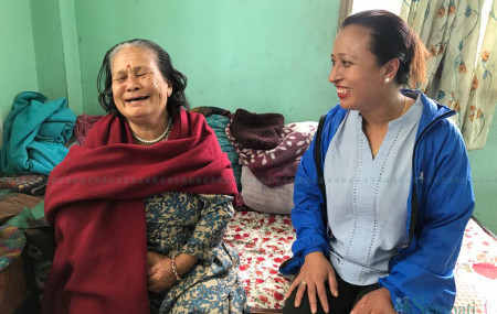 भक्तपुरको सहारा हेरचाह केन्द्रमा वृद्धासँग कल्पना। तस्बिर : सञ्जिब बगाले/सेतोपाटी