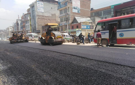 टुसाल-बौद्ध सडक कालोपत्रे गरिँदै। तस्बिरः मिम नेपालको फेसबुक