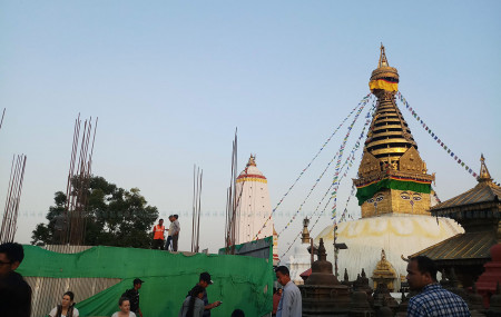 स्वयम्भू महाचैत्य छेउमा भइरहेको निर्माण। के यो पुरातत्व मापदण्डअनुरूप छ? तस्बिर: सबिना श्रेष्ठ/सेतोपाटी