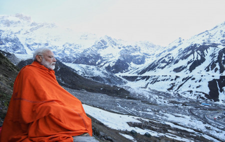 शनिबार केदारनाथमा ध्यान गर्दै भारतका प्रधानमन्त्री मोदी। फाइल तस्बिर।