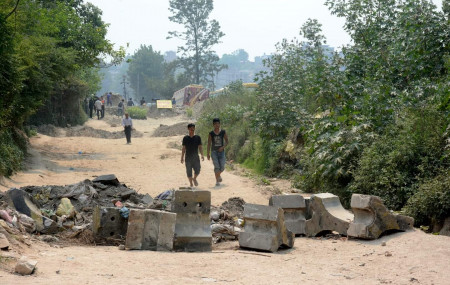 सिमेन्ट ब्लक राखेर बन्द गरिएको बाटो। तस्बिरः सेतोपाटी