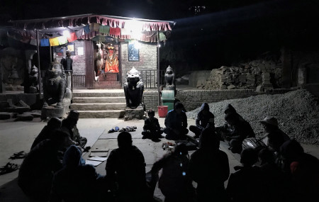 भुइँचालोपछि बुङ्गमतीमा रातो मच्छिन्द्रनाथ स्थापना गरिएको टहरा। तस्बिर: किरणकृष्ण श्रेष्ठ