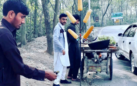 पाकिस्तानको मार्गला पहाड जाने बाटोमा मकै बेच्दै स्थानीय। तस्बिर: सञ्जीव पोखरेल