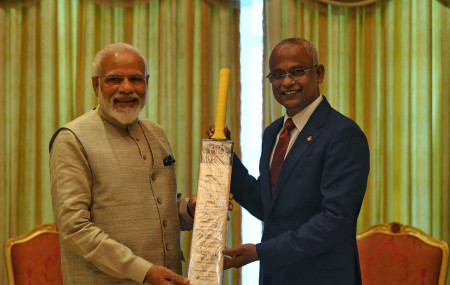 माल्दिभ्सका राष्ट्रपति सोलिहलाई ब्याट उपहार दिँदै भारतीय प्रधानमन्त्री मोदी।