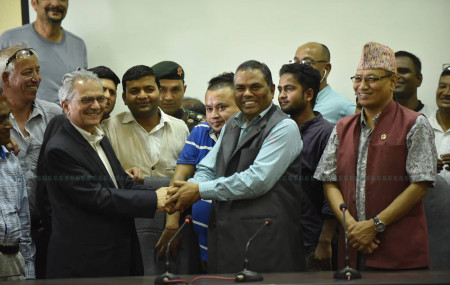 पार्टी दर्ता गरेपछि हात मिलाउँदै भट्टराई र यादव। तस्बिर : नारायण महर्जन/सेतोपाटी