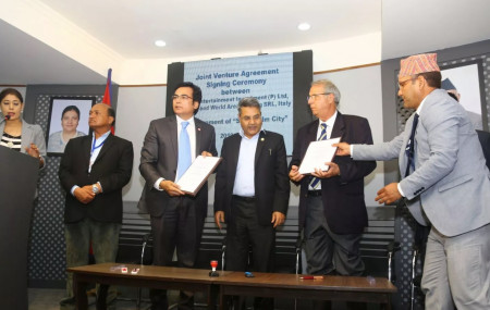 सम्झौतापत्रमा हस्ताक्षरपछि।