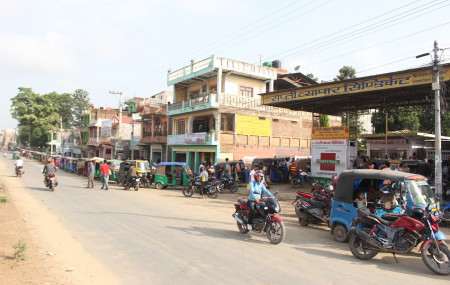 तुलसीपुरको एक पेट्रोल पम्प अगाडि मंगलबार बिहान ७ बजेतिर इन्धन भर्न लाइनमा बसेका अटोरिक्साहरू। तस्वीर : नारायण खड्का