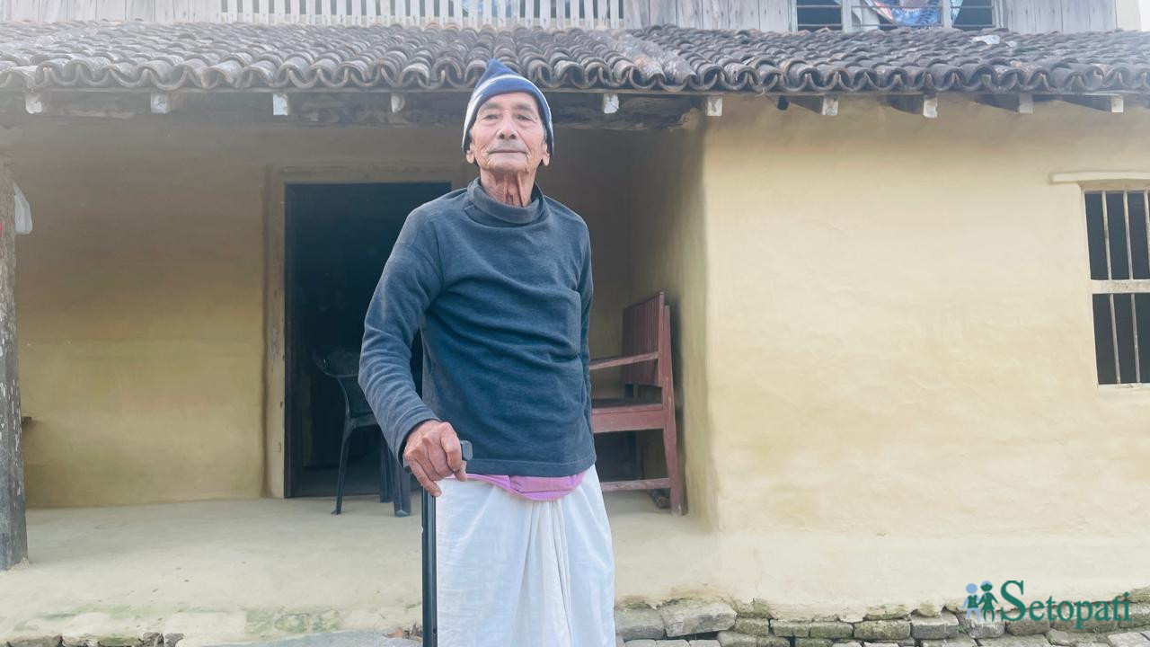 माडीको बघौडा घर भएका ९१ वर्षीय केवल चौधरी। तस्बिर: राजेश घिमिरे/सेतोपाटी
