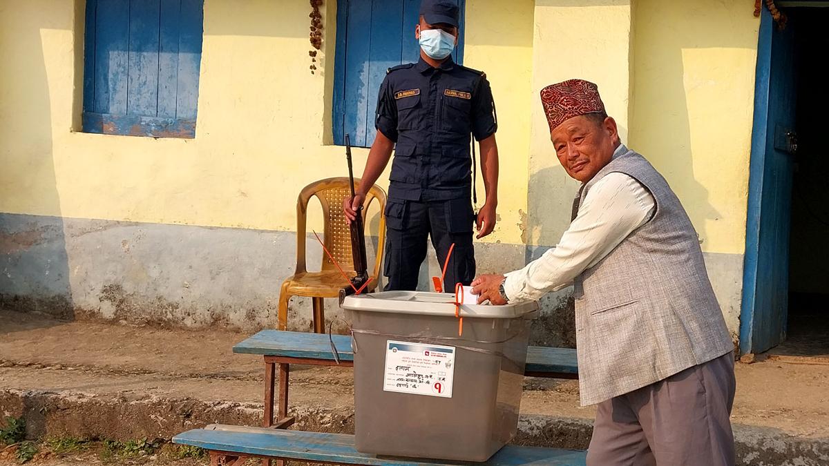 मतदान गर्दै जिल्ला समन्वय समिति इलामका प्रमुख जयप्रकाश राई। तस्बिर: रामकुमार लिम्बू / रासस