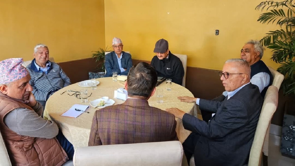 कोइरालाले गरे पूर्वमुख्य सचिव र पूर्व सचिवहरूसँग छलफल
