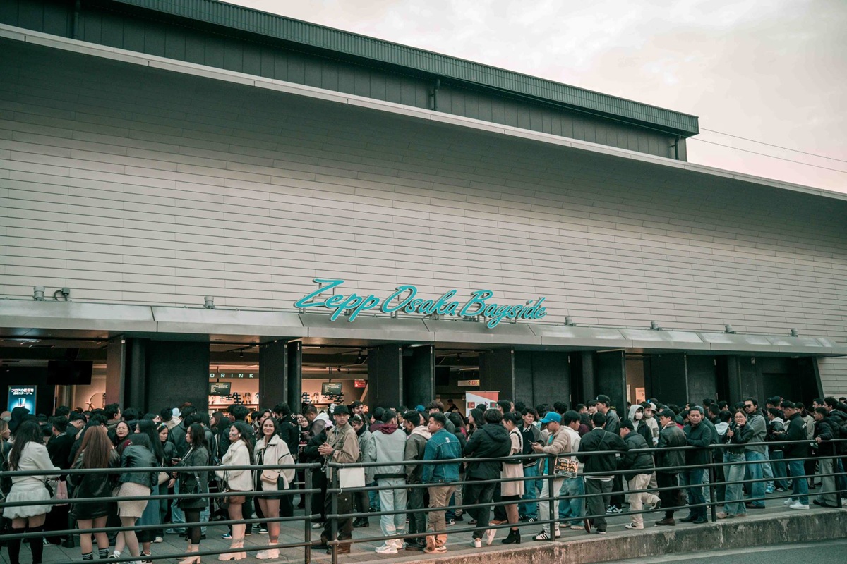 07-Osaka-audience-queue-up-outside-the-venue-for-the-Nepathya-concert.-Photo---Dipit-Raz-1764048843.jpg