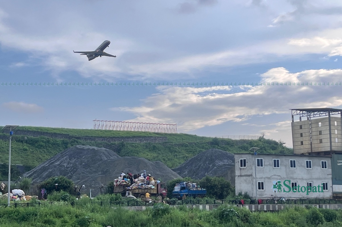 अति व्यस्त त्रिभुवन विमानस्थलको उत्तरतिर बागमती किनारमा सञ्चालित फोहोर जलाउने इन्सिनेरेटर वरपरबाट निरन्तर फैलिने दुर्गन्धका कारण त्रिभुवन विमानस्थलको उत्तरी कुना 'चराहरूको स्वर्ग' मा बदलिएको प्राधिकरणका अधिकारीहरू आफै स्वीकार गर्छन्। तस्बिर: सुरेन्द्र फुयाल