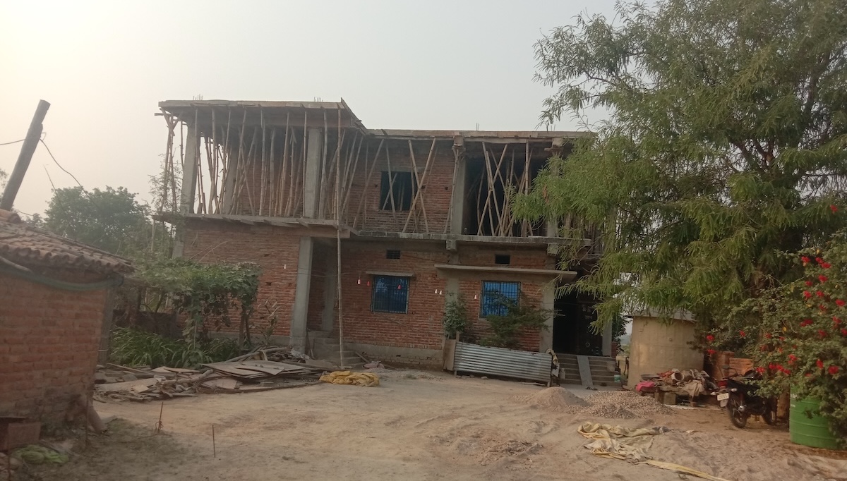 पकाहैनपुर गाउँपालिकामा बन्दै गरेको पक्की घर।