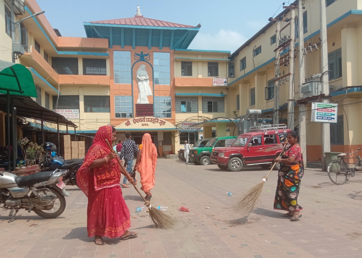 नारायणी अस्पताल परिसर सरसफाइ बढार्दै स्वीपर महिलाहरू।