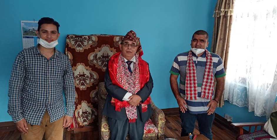 पोखरा विश्वविद्यालयमा उपकुलपति नियुक्त भएका प्रेमनारायण अर्याल (बीचमा)। तस्बिर स्रोत: भुवन भट्टको फेसबुकबाट।