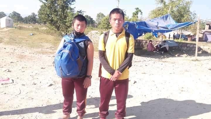 गड्डाचौकी आएका दुई नेपाली विद्यार्थी। तस्बिर: सेतोपाटी।