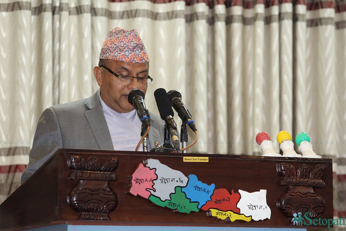 अर्थमन्त्रीको समेत जिम्मेवारी लिएका मुख्यमन्त्री शंकर पोखरेलले ५ नम्बर प्रदेशको प्रदेशसभामा चालु खर्च तर्फ ११ अर्व ४६ करोड ५९ लाख २ हजार र पूँजिगत तर्फ  १६ अर्व ६२ करोड  ४३ लाख ९८ हजारको बजेट प्रस्तुत गर्दै। तस्बिरः भगवती पाण्डे/सेतोपाटी
