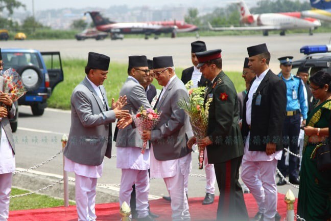 प्रधानमन्त्री ओलीलाई उपप्रधानमन्त्री, मन्त्री, राष्ट्रिय सभाका सभामुख, प्रतिनिधि सभाका सभामुखलगायत उच्चस्तरीय सरकारी अधिकारीले स्वागत गर्दै। तस्बिर : निशा भण्डारी