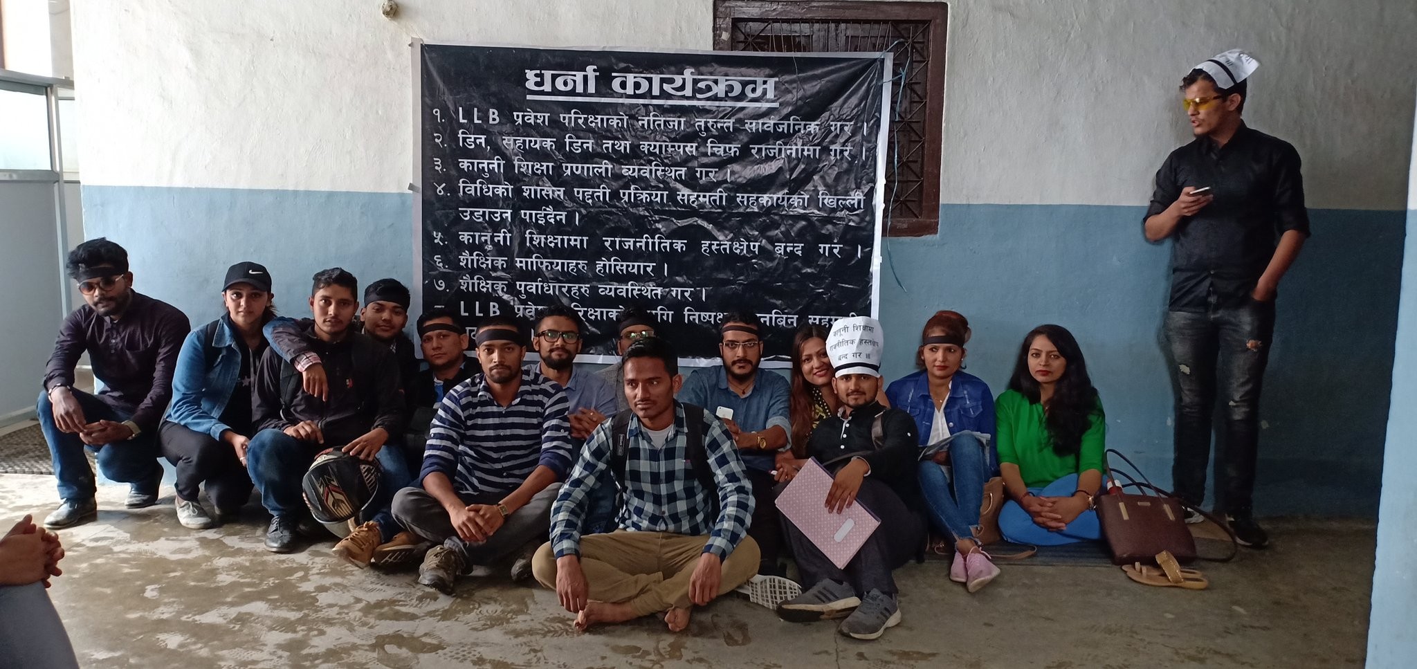 नेपाल ल क्याम्पस प्रदर्शनी मार्गमा धर्नामा बसेका विद्यार्थी। फोटो : प्रशन्न पोखरेल।