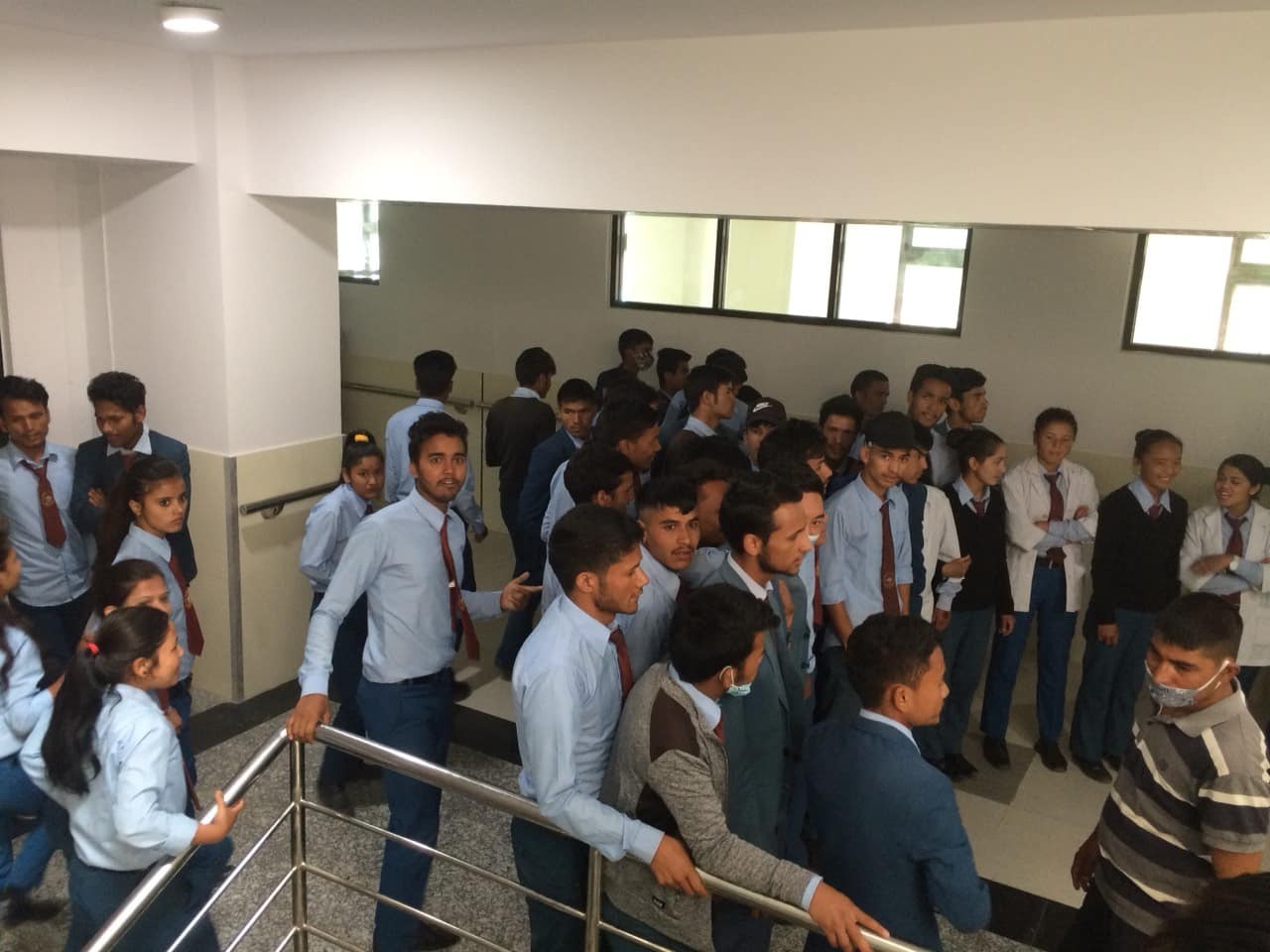 डा. केसीलाई काठमाडौं लैजान नदिन उपस्थित भएका विद्यार्थीहरू। तस्बिरः सेतोपाटी