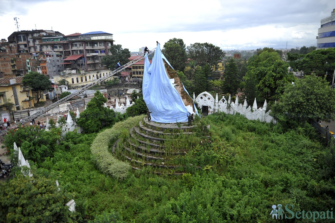 २०७२ को भुइँचालोमा ढलेको धरहराको अवशेष। योसँगै आधुनिक शैलीमा नयाँ धरहरा निर्माण हालै सम्पन्न गरिएको छ। तस्बिर: नारायण महर्जन/सेतोपाटी