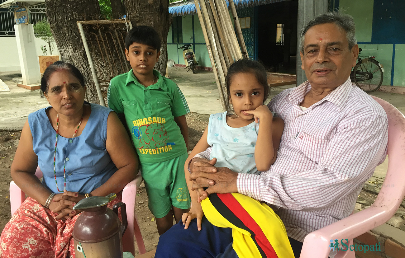 बर्माको पुरानो राजधानी रंगुनबाट करिब छ सय किलोमिटर उत्तर मग्वेमा भेटिएका इन्द्रमाया वाग्ले, उनका पति  वासुदेव काफ्ले र छोराछोरी। तस्बिर: दिपक भट्टराई