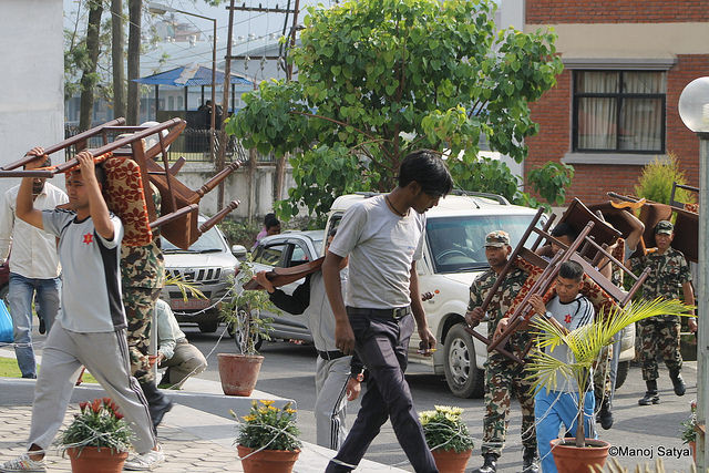 जेठ ३ गते तत्कालीन एमाले र माओवादी केन्द्रबीचको एकतापछि बालुवाटारमा आयोजना गरिएको भोजका लागि कुर्सी मिलाउँदै  सैनिकहरू। फाइल तस्बिर : मनोज सत्याल/सेतोपाटी