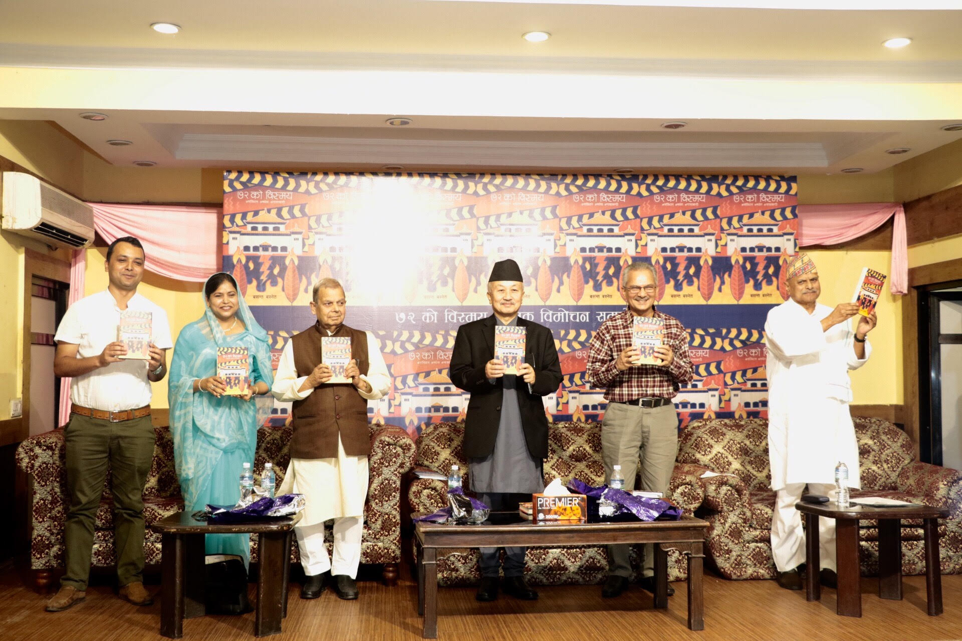 पत्रकार तथा लेखक बसन्त बस्नेतद्वारा लिखित '७२ को विस्मय' पुस्तक शनिबार विमोचन गरिँदै। तस्बिर: सेतोपाटी