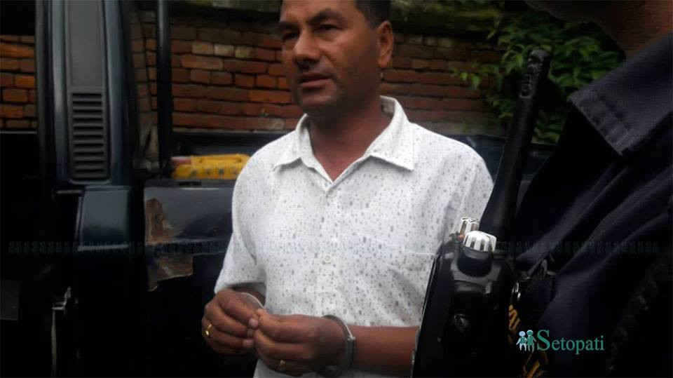 प्रहरी हिरासतमा रहेका पत्रकार बस्नेत। तस्बिर : सेतोपाटी