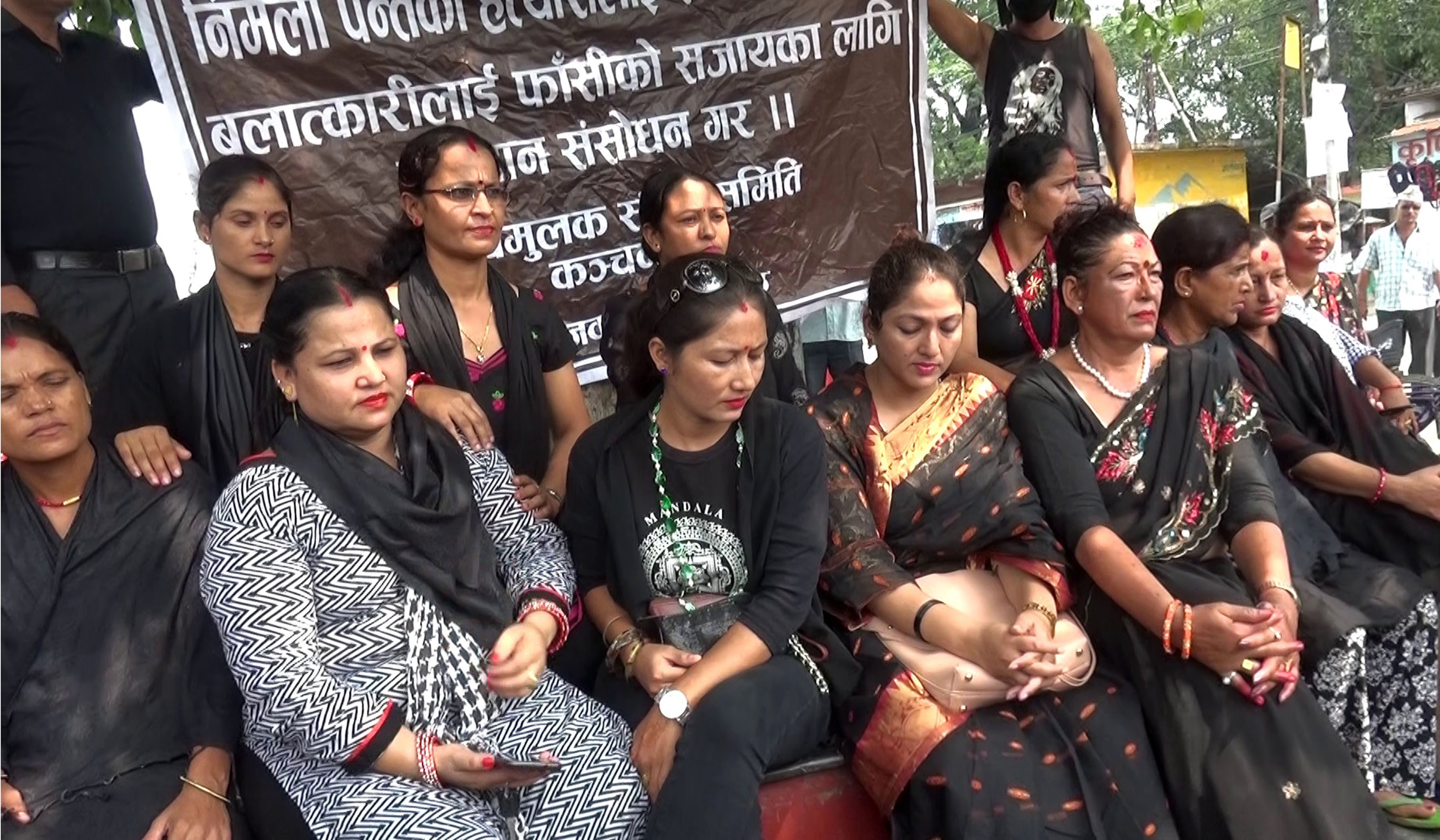 कञ्चनपुरको भीमदत्त नगरपालिकामा हत्या गरिएकी १३ वर्षीया निर्मला पन्तको हत्यारा पत्ता लगाउन माग गर्दै विरोधस्वरुप कालो सारी लगाएर बुधबार बिहान भीमदत्तनगरमा तीज मनाउँदै स्थानीय महिला। तस्बिर:  शेरबहादुर सिंह/ रासस