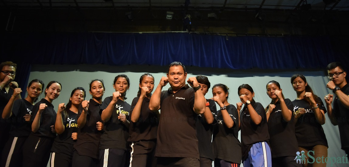 ललितपुरको डिएभी स्कुलमा छात्राहरुलाई आत्मरक्षा निम्ति 'फाइट-ब्याक' तालिम दिइँदै। बीचमा मार्सलआर्ट गुरू उद्धव थापा मगर। तस्बिर: नारायण महर्जन/सेतोपाटी