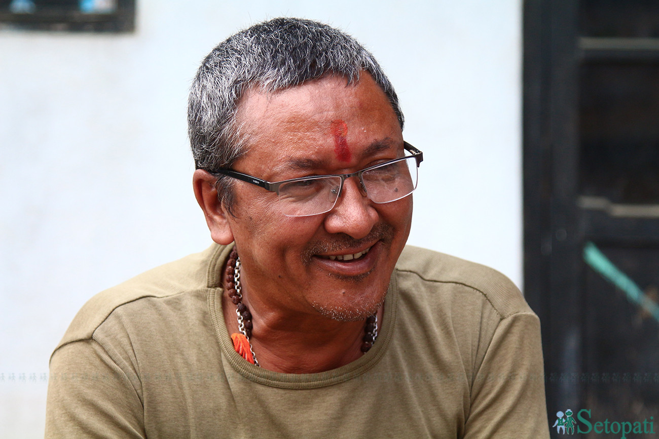 मंगलमान डंगोल जो २३ औं पटक इन्द्रकी आमा बसुन्धरा बन्दैछन्।  येँया पुन्ही अर्थात् इन्द्रजात्रामा ‘दागिं’ भनेर चिनिन्छन्।  तस्बिरः निशा भण्डारी/सेतोपाटी