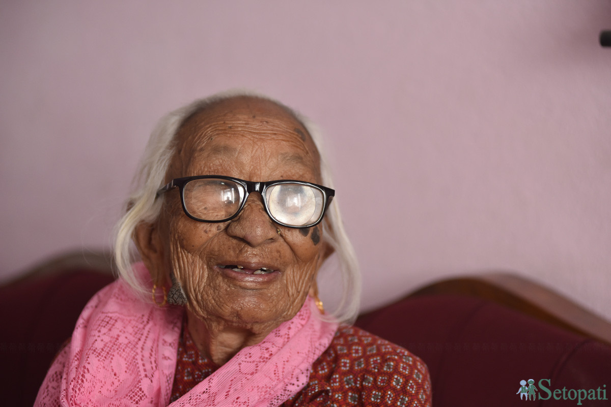 दोलखामा जन्मेर पर्सामा आधा जीवन बिताएर काठमाडौंमा रमाइरहेकी जमुना। उनी गत साउनमा १०० वर्ष पुगिन्। तस्बिरः नारायण महर्जन/सेतोपाटी
