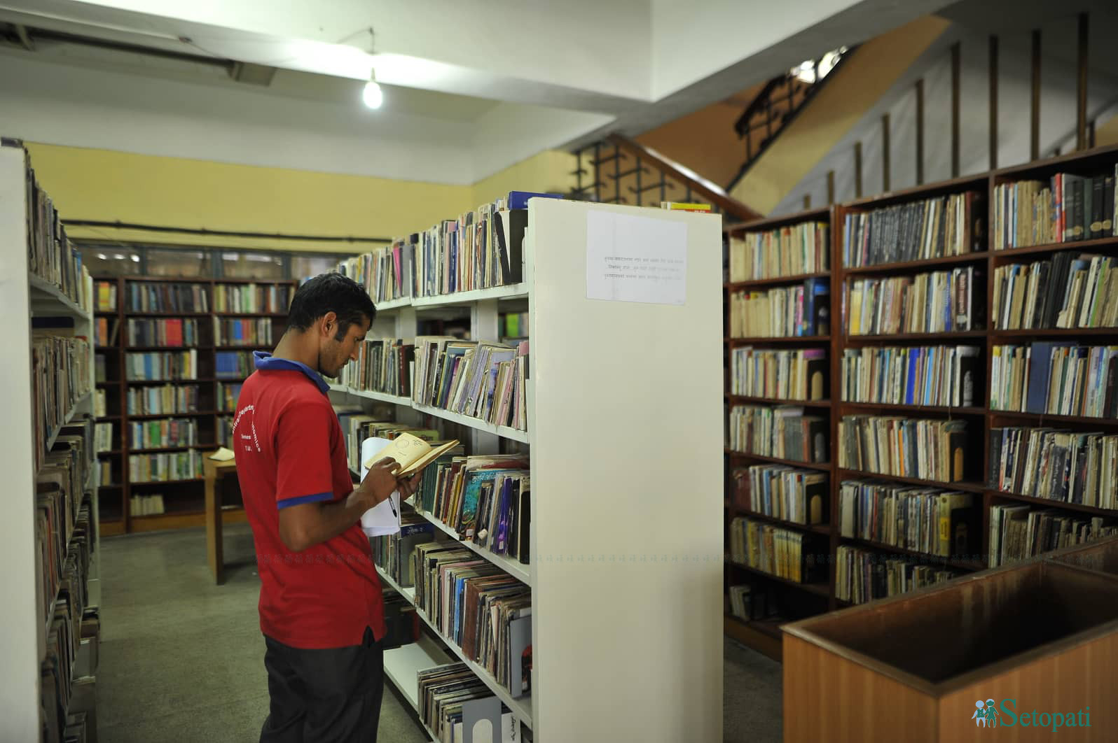 त्रिवि केन्द्रीय पुस्तकालयमा पुस्तक पढ्दै एक युवा।तस्बिरः नारायण महर्जन