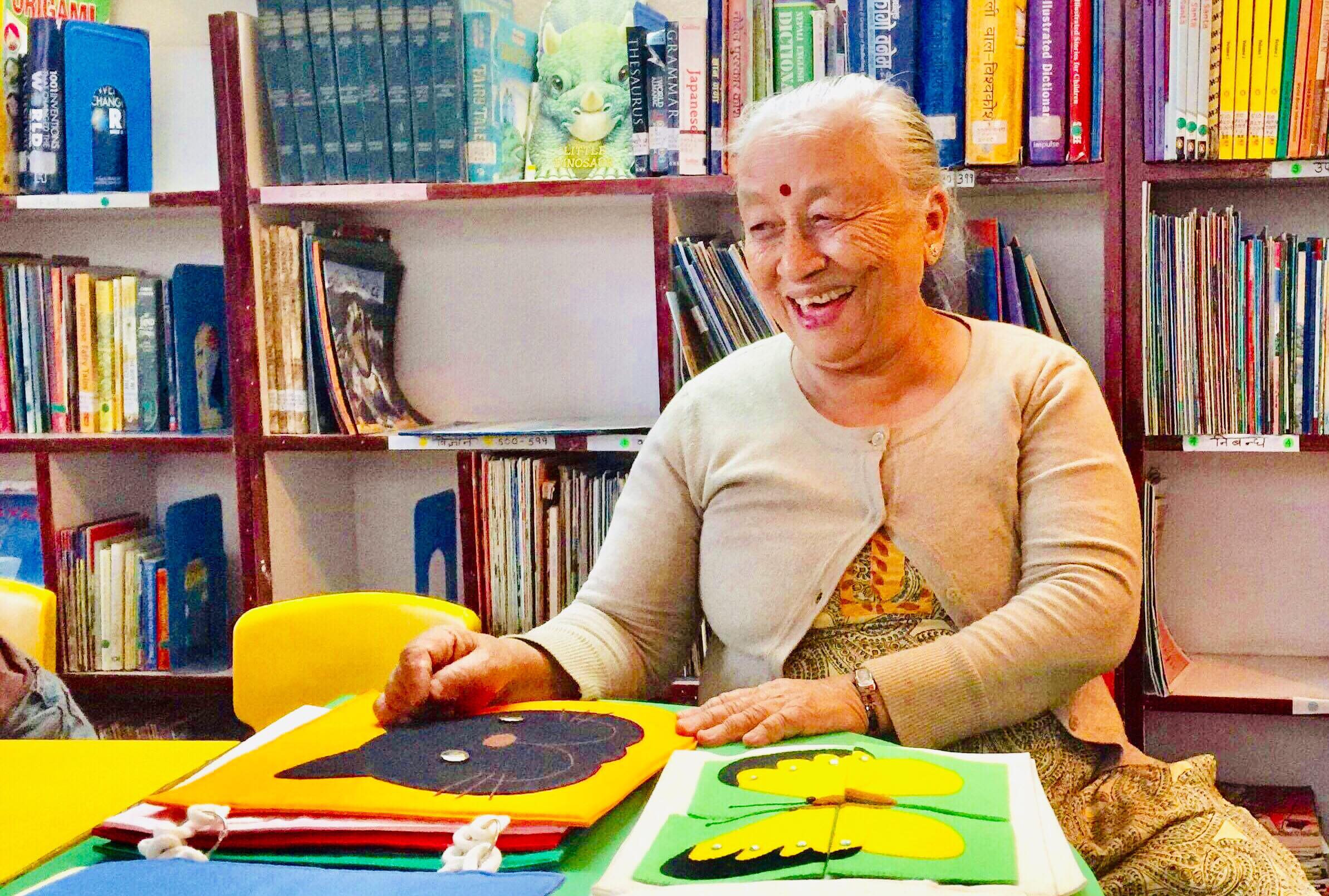 पुस्तकालयमा ७० वर्षीय ईन्दिरा। तस्बिरः शान्ति तामाङ