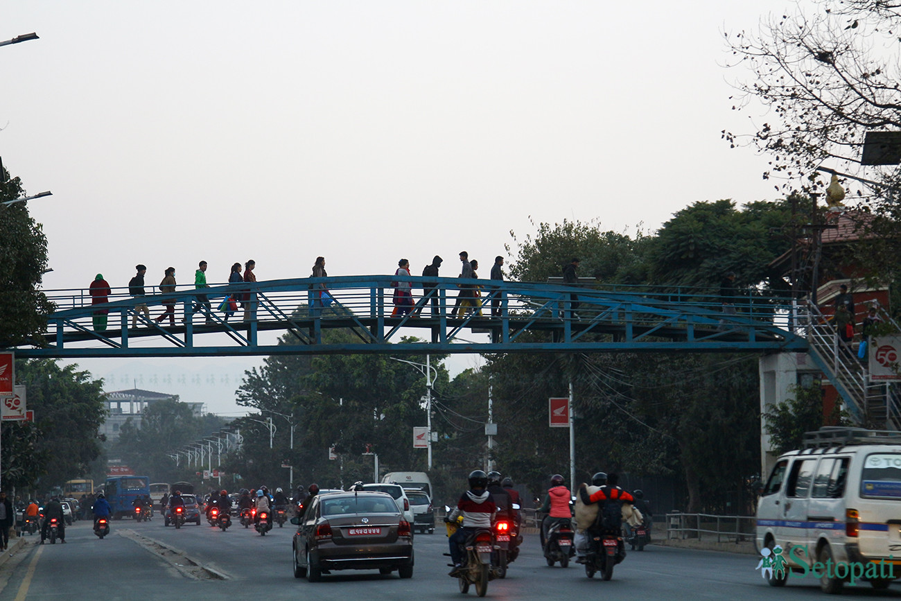 काठमाडौंको रत्नपार्कमा नेपाल विद्युत प्राधिकरण अगाडि बनेको आकाशे पुल। तस्बिरः निशा भण्डारी/सेतोपाटी
