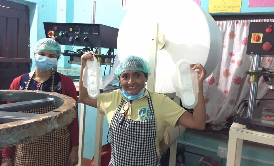 'खलंगामा हमला' का लागि मदन पुरस्कार विजेता राधा पौडेल चितवनमा आफ्नै सक्रियतामा उत्पादित ‘मितेरी जैविक स्यानिटरी प्याड’  देखाउँदै। तस्बिर सौजन्यः राधा पौडेल